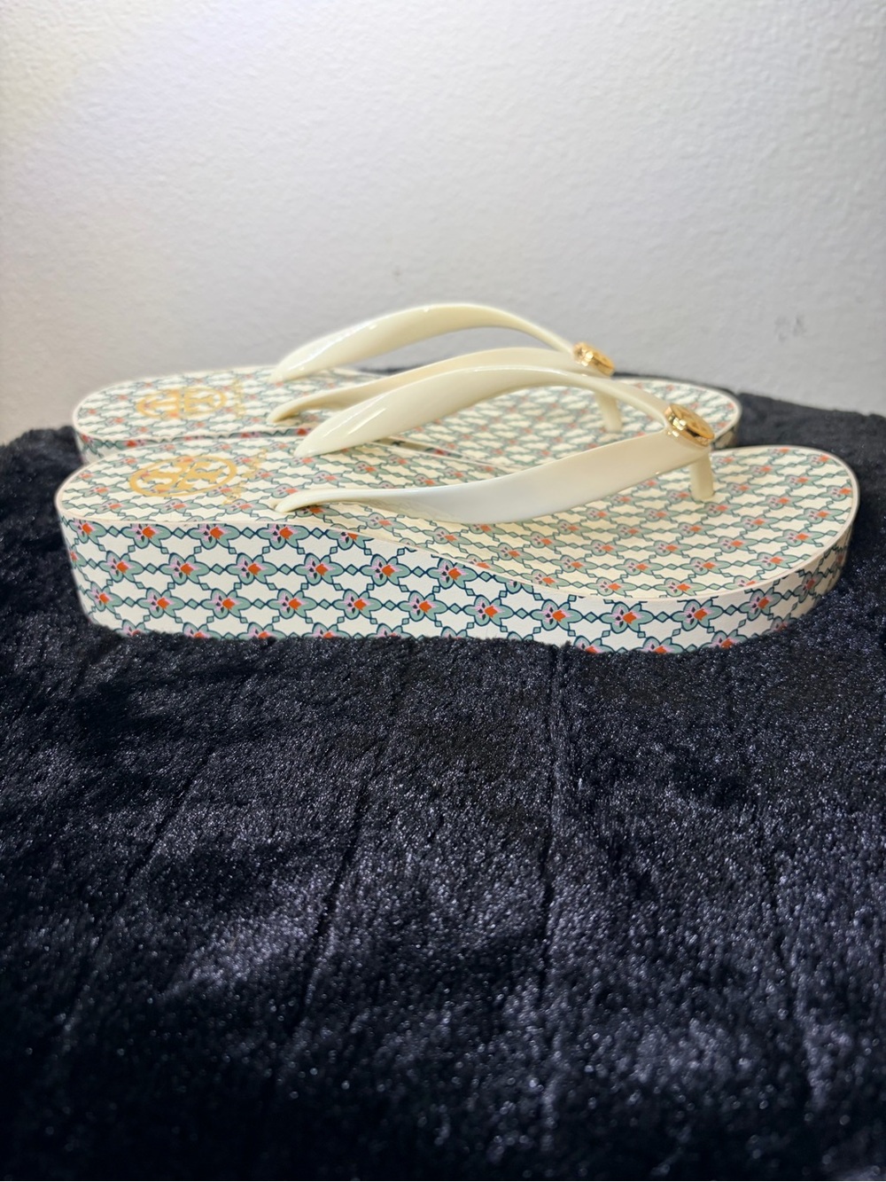 Tory Burch Cream Logo Patterned Flip-Flop Sandals - Picture 4 of 5